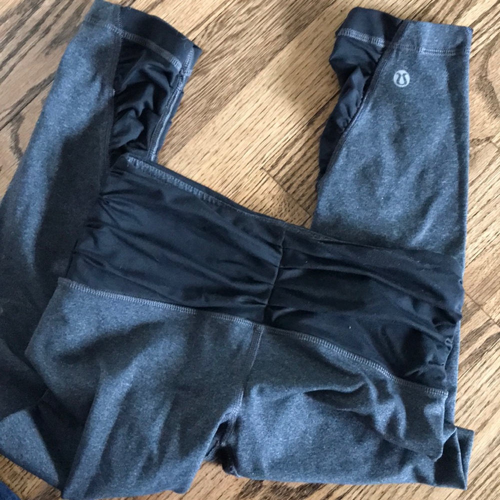 Lululemon ruched grey & black capris size 4 - Picture 4 of 6